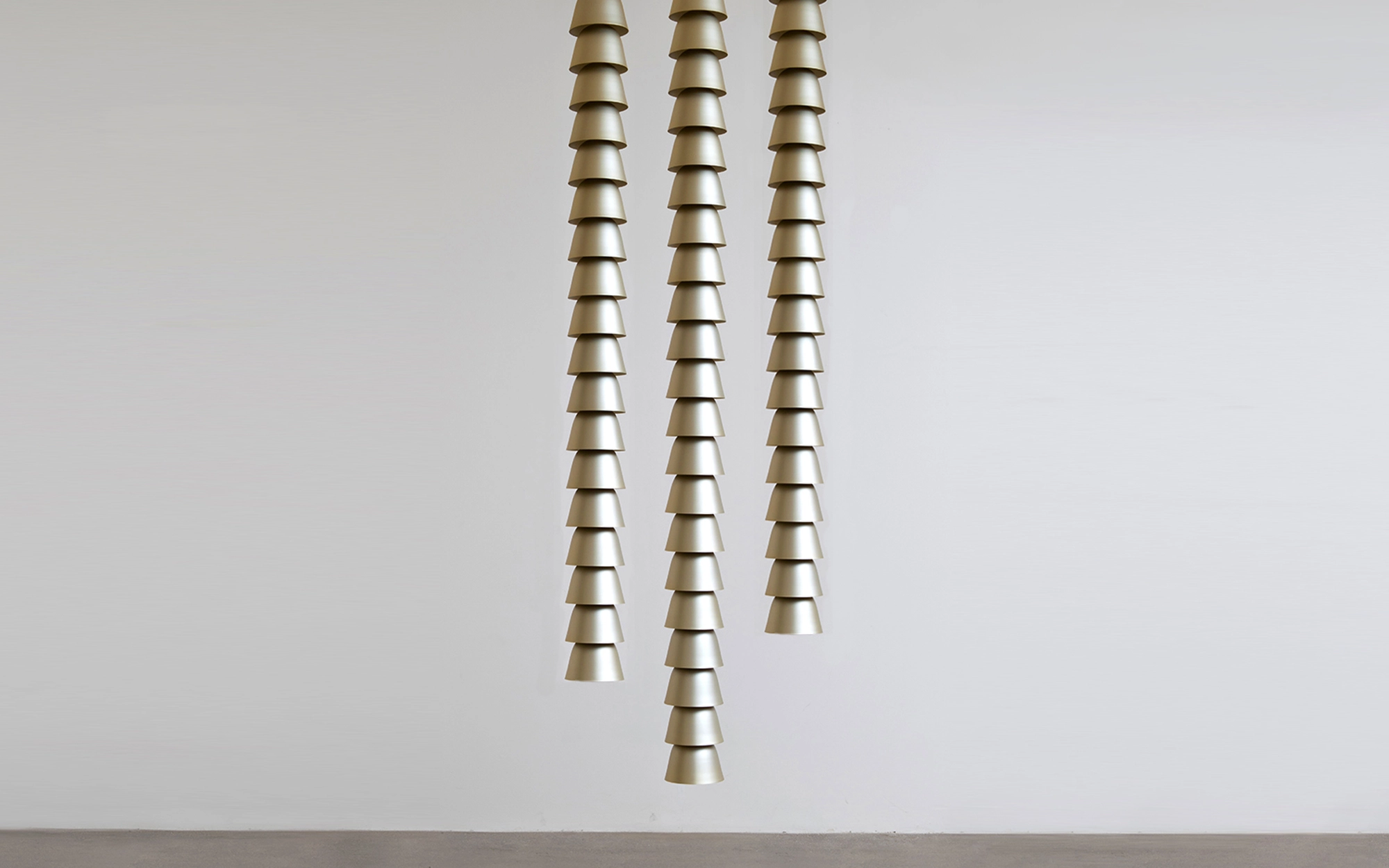 Chaînes Metal Champagne Triple - Ronan & Erwan Bouroullec - Pendant light - Galerie kreo