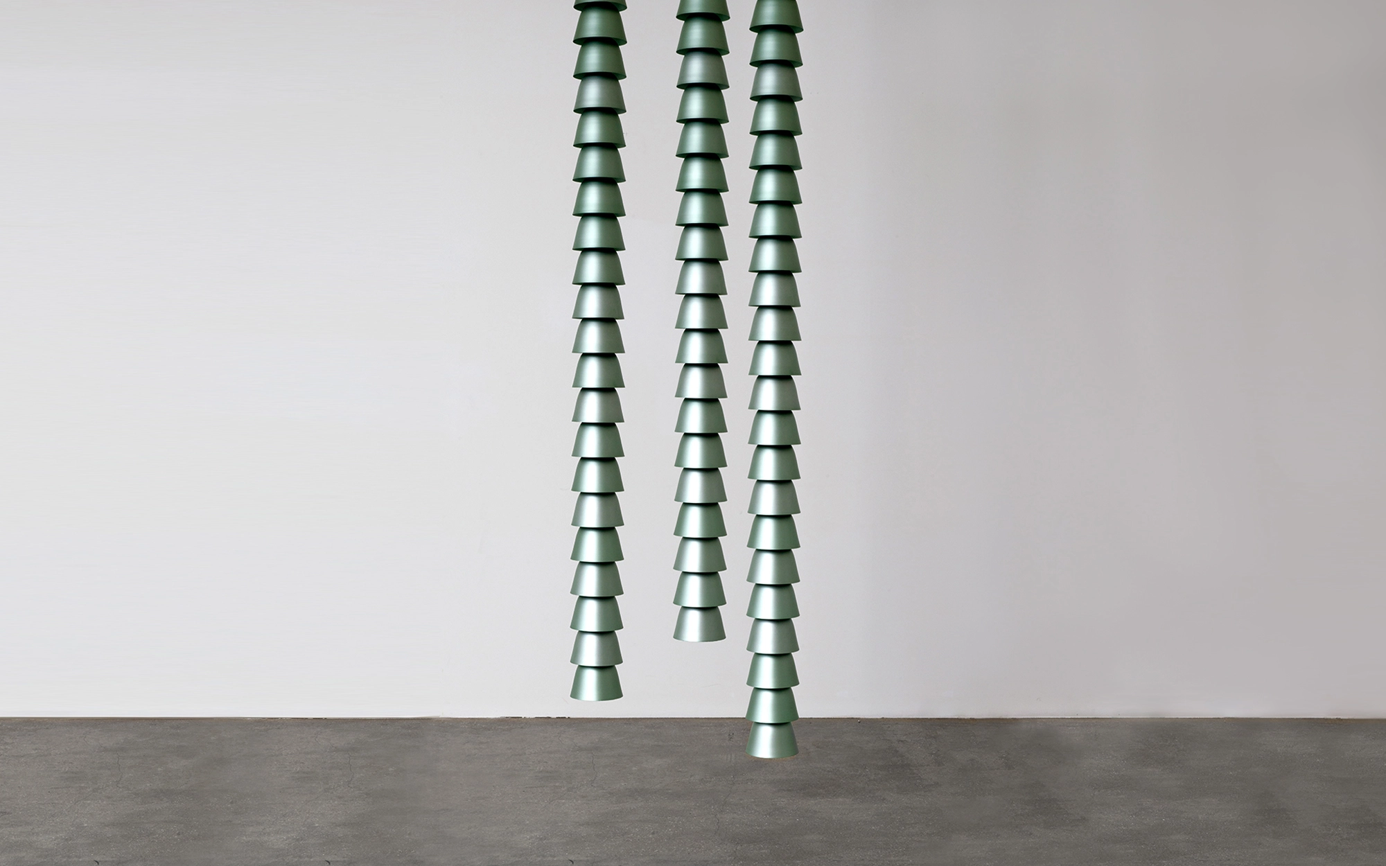 Chaînes Metal Green Triple - Ronan & Erwan Bouroullec - pendant-light miscellaneous- Galerie kreo